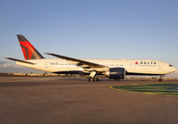 DELTA_777LR_N706DN_LAX_1114_1_jP_smal3B.jpg